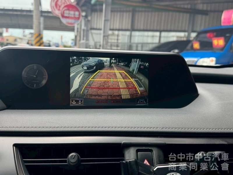 2019 UX200