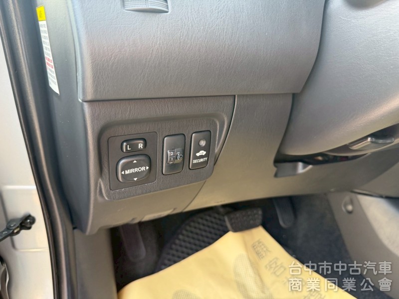 2011 Innova 2.0跑八萬 後座出風口