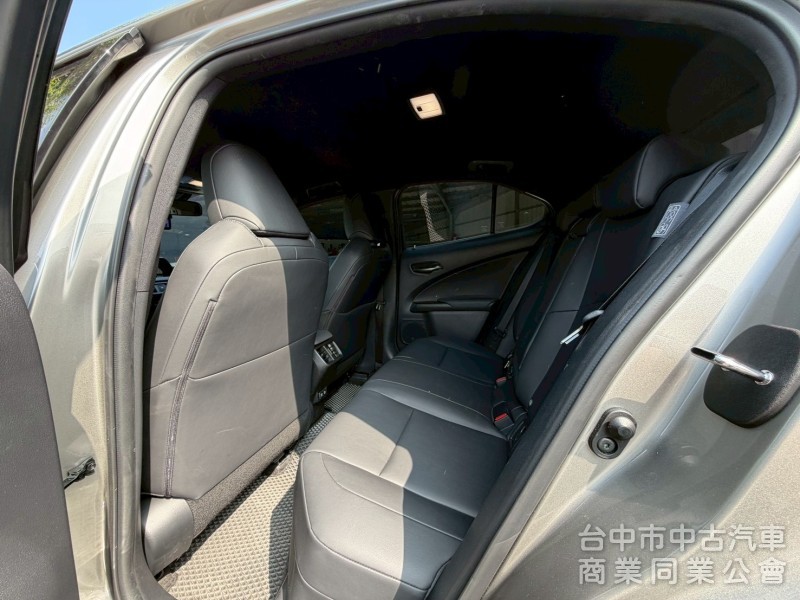 2020 UX200 菁英 plus 跑六萬多公里