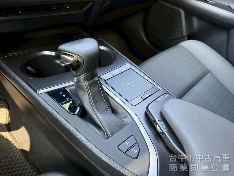 2020 UX200 菁英 plus 跑六萬多公里