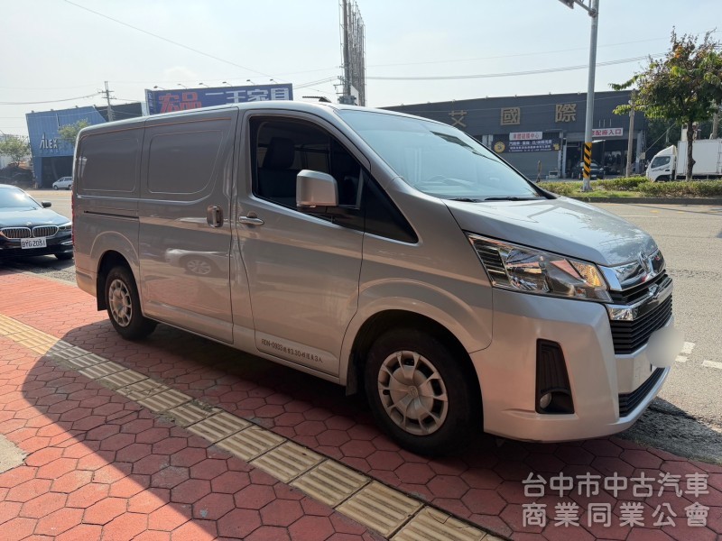 2022 HIACE 廂型車跑一萬多