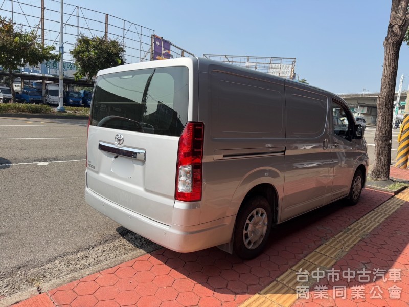 2022 HIACE 廂型車跑一萬多