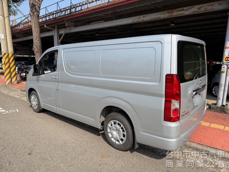 2022 HIACE 廂型車跑一萬多