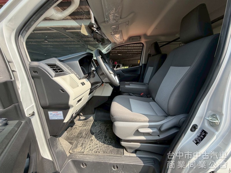 2022 HIACE 廂型車跑一萬多