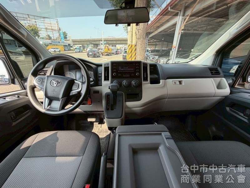 2022 HIACE 廂型車跑一萬多