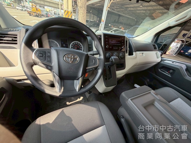 2022 HIACE 廂型車跑一萬多