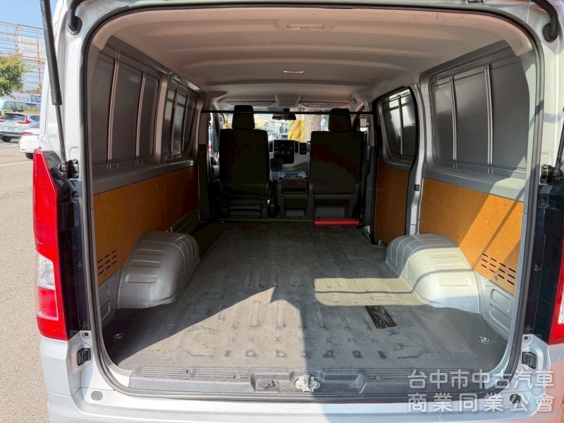 2022 HIACE 廂型車跑一萬多