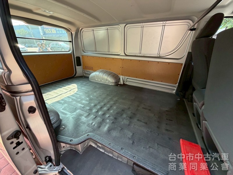 2022 HIACE 廂型車跑一萬多