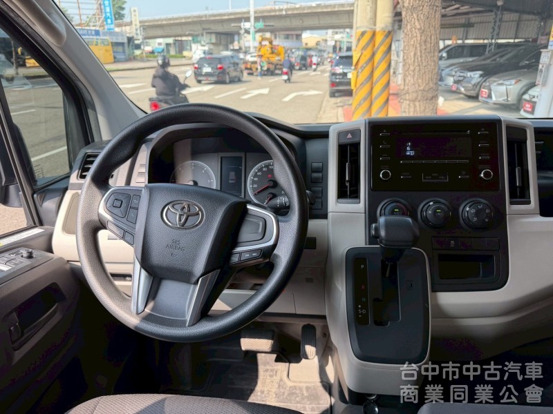 2022 HIACE 廂型車跑一萬多