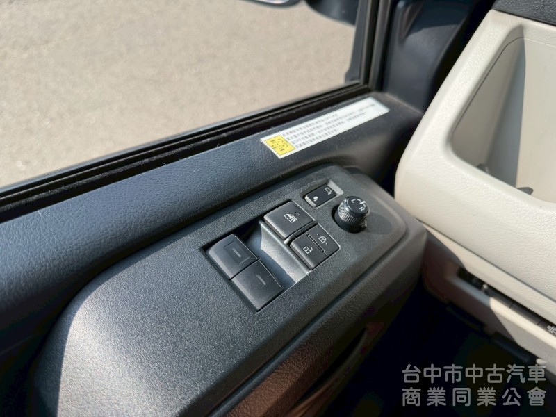 2022 HIACE 廂型車跑一萬多