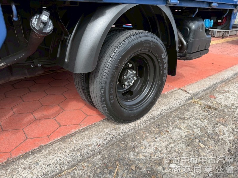 2024雙廂小霸王自排六人