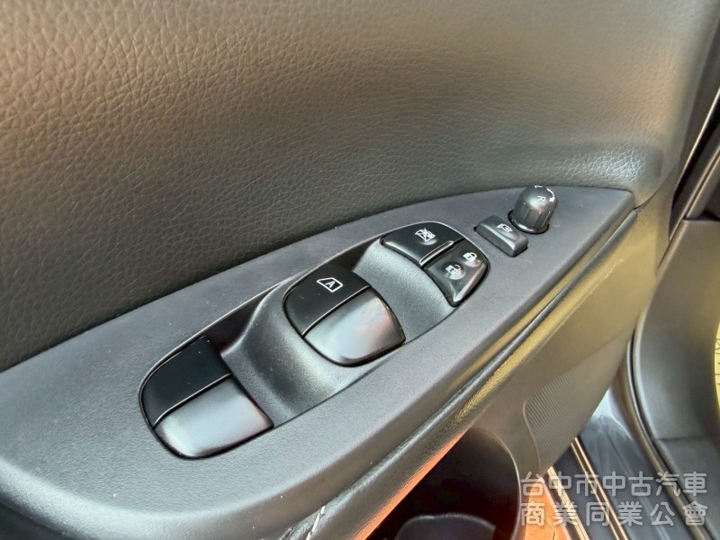 2017 iTiida 1.6旗艦 跑四萬多