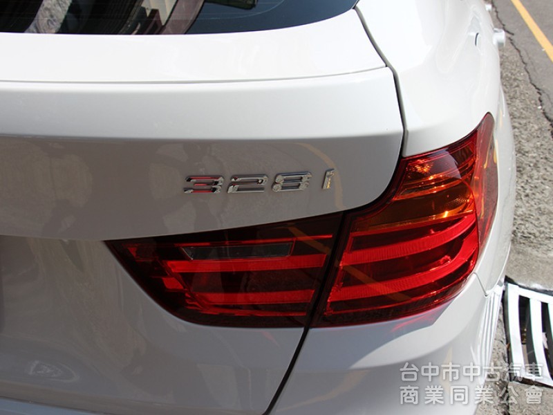 ✅全車原漆✅升級電尾門✅氣氛燈✅無線CARPLAY⭕正14年 328I GT總代理✅升降尾翼 全景天窗 可全貸 無漏油