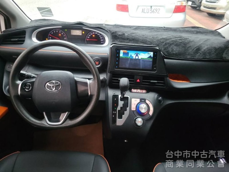 2020年 Sienta 1.8cc 五人座 一手車，里程4萬多，原版件，Carplay，數位電視，倒車顯影，自動吸門