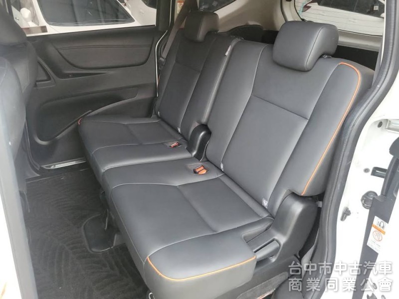 2020年 Sienta 1.8cc 五人座 一手車，里程4萬多，原版件，Carplay，數位電視，倒車顯影，自動吸門