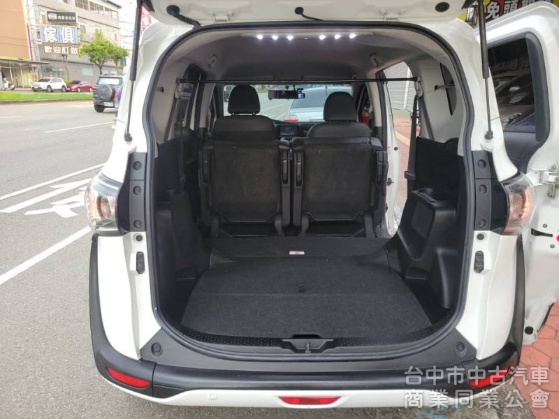 2020年 Sienta 1.8cc 五人座 一手車，里程4萬多，原版件，Carplay，數位電視，倒車顯影，自動吸門