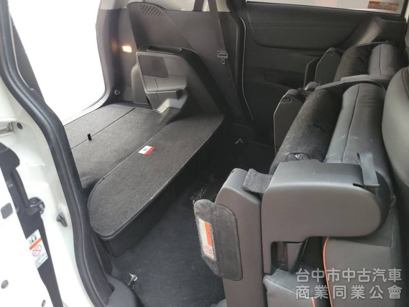 2020年 Sienta 1.8cc 五人座 一手車，里程4萬多，原版件，Carplay，數位電視，倒車顯影，自動吸門