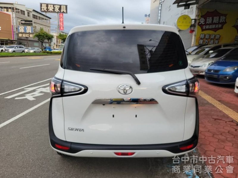 2020年 Sienta 1.8cc 五人座 一手車，里程4萬多，原版件，Carplay，數位電視，倒車顯影，自動吸門
