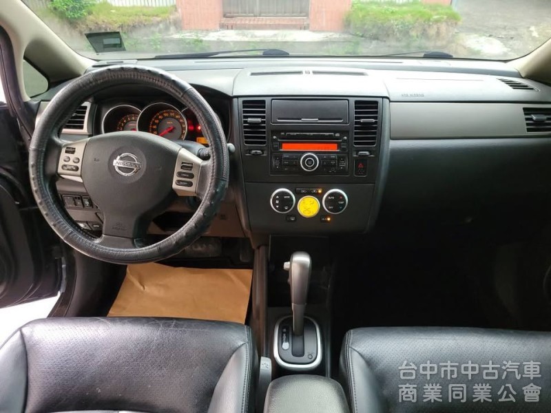 2012 年 Tiida 踢打 五門 1.8cc 免持鑰匙，恆溫，黑內裝，沙發座椅，舒適座椅，魔術大空間。