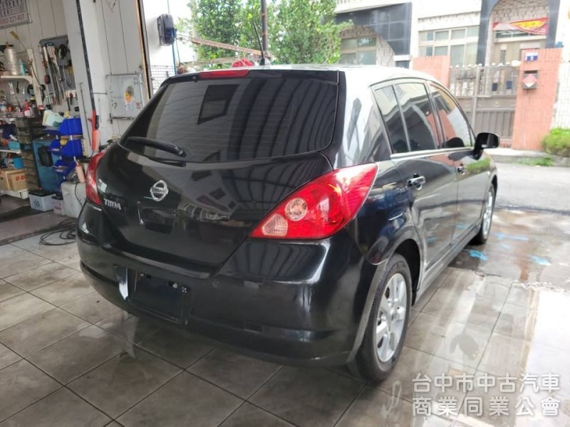 2012 年 Tiida 踢打 五門 1.8cc 免持鑰匙，恆溫，黑內裝，沙發座椅，舒適座椅，魔術大空間。