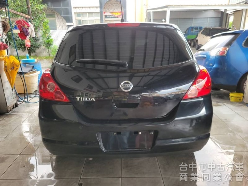 2012 年 Tiida 踢打 五門 1.8cc 免持鑰匙，恆溫，黑內裝，沙發座椅，舒適座椅，魔術大空間。