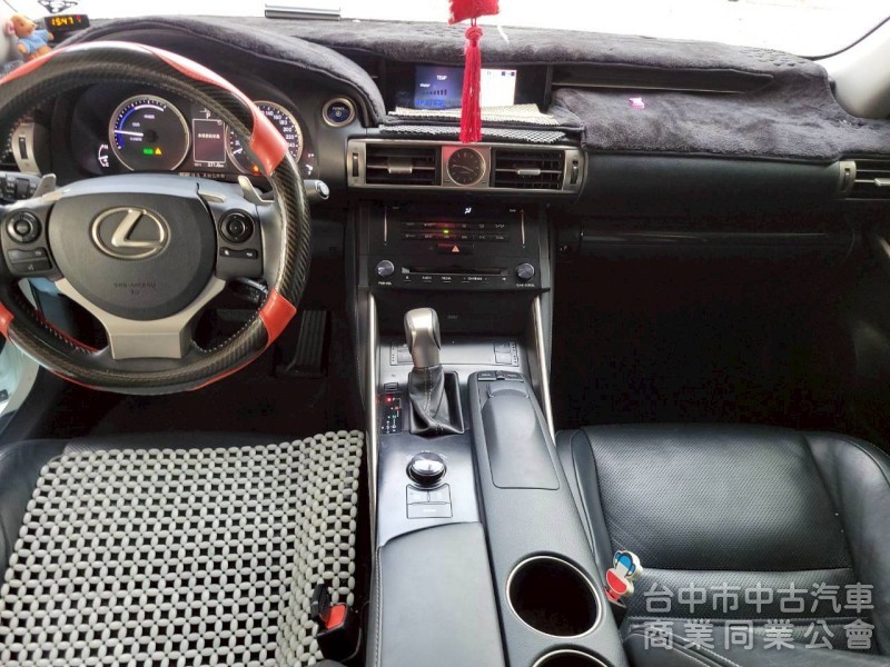 2013 年 IS300H 頂級NAVI版 里程16萬，天窗，雙電動椅，雙區恆溫， 定速，大電池更換過，原鈑件，全額貸款