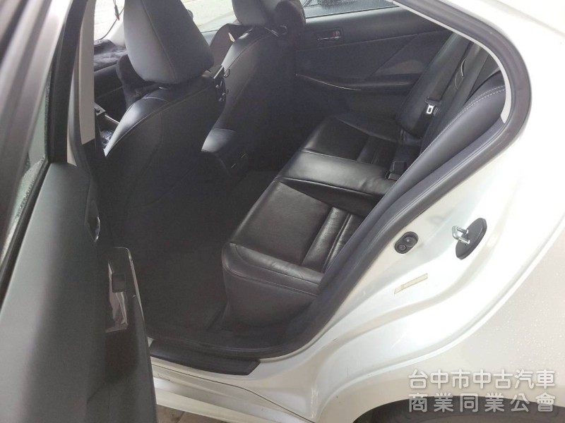 2013 年 IS300H 頂級NAVI版 里程16萬，天窗，雙電動椅，雙區恆溫， 定速，大電池更換過，原鈑件，全額貸款