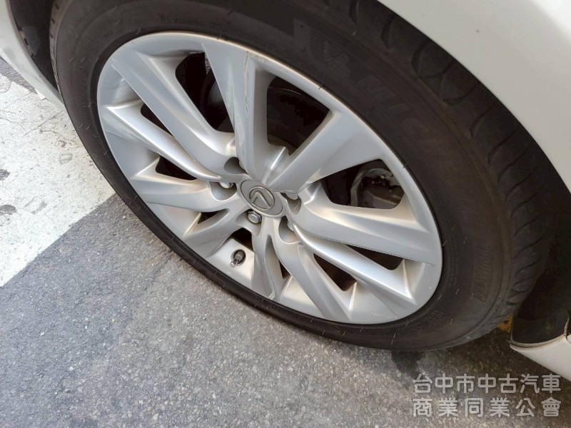 2013 年 IS300H 頂級NAVI版 里程16萬，天窗，雙電動椅，雙區恆溫， 定速，大電池更換過，原鈑件，全額貸款