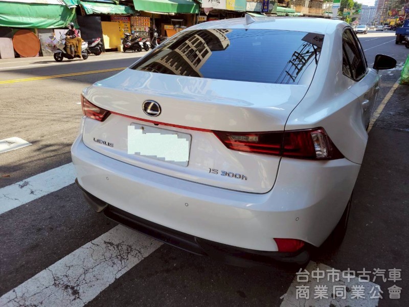 2013 年 IS300H 頂級NAVI版 里程16萬，天窗，雙電動椅，雙區恆溫， 定速，大電池更換過，原鈑件，全額貸款