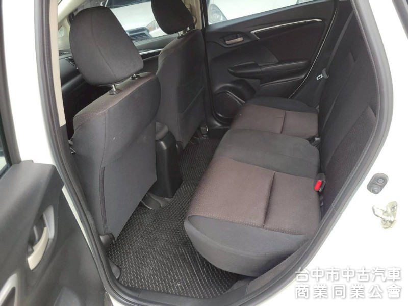 2015 年 FIT S版 里程16萬，恆溫，定速，安卓機，倒車顯影，方向盤快撥鍵，原鈑件，可全額貸款。
