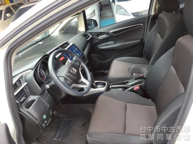 2015 年 FIT S版 里程16萬，恆溫，定速，安卓機，倒車顯影，方向盤快撥鍵，原鈑件，可全額貸款。