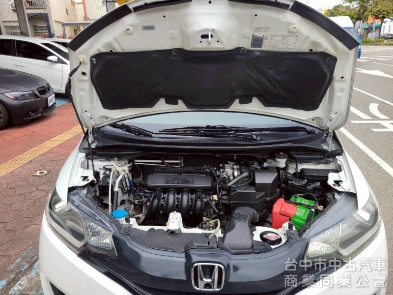 2015 年 FIT S版 里程16萬，恆溫，定速，安卓機，倒車顯影，方向盤快撥鍵，原鈑件，可全額貸款。