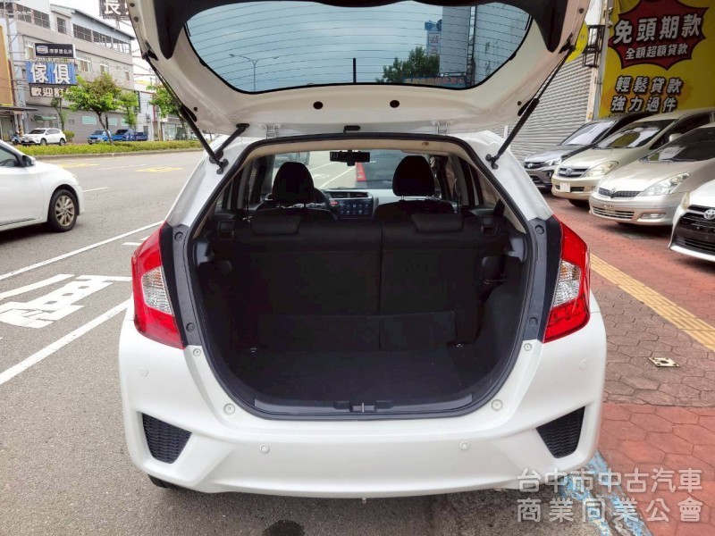 2015 年 FIT S版 里程16萬，恆溫，定速，安卓機，倒車顯影，方向盤快撥鍵，原鈑件，可全額貸款。