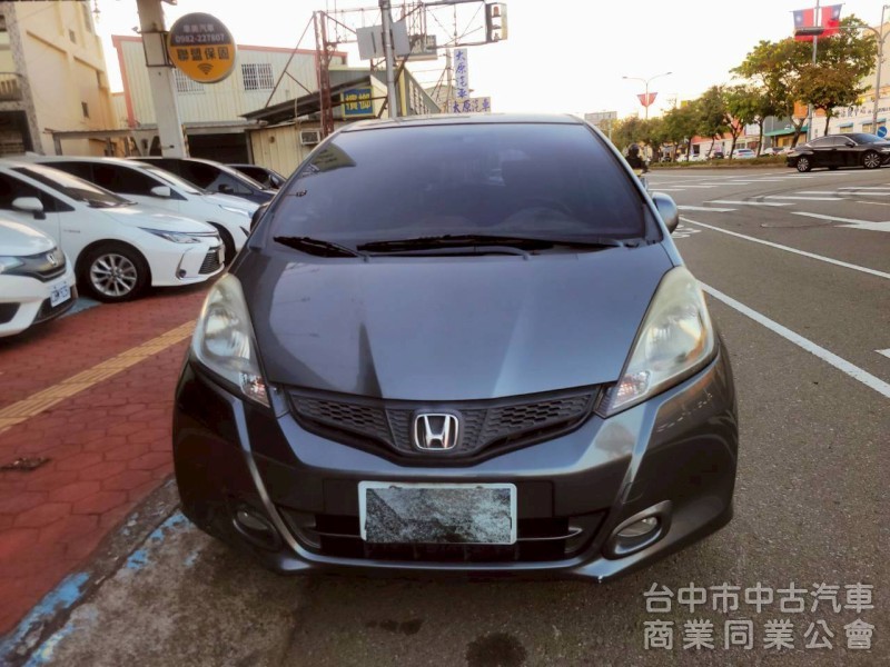 2014年 Fit 2.5代 恆溫，定速，快撥鍵，一手媽媽車，無抽煙，內裝飽滿，底盤安靜，車況超優。