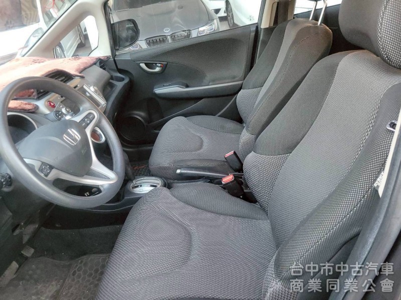 2014年 Fit 2.5代 恆溫，定速，快撥鍵，一手媽媽車，無抽煙，內裝飽滿，底盤安靜，車況超優。