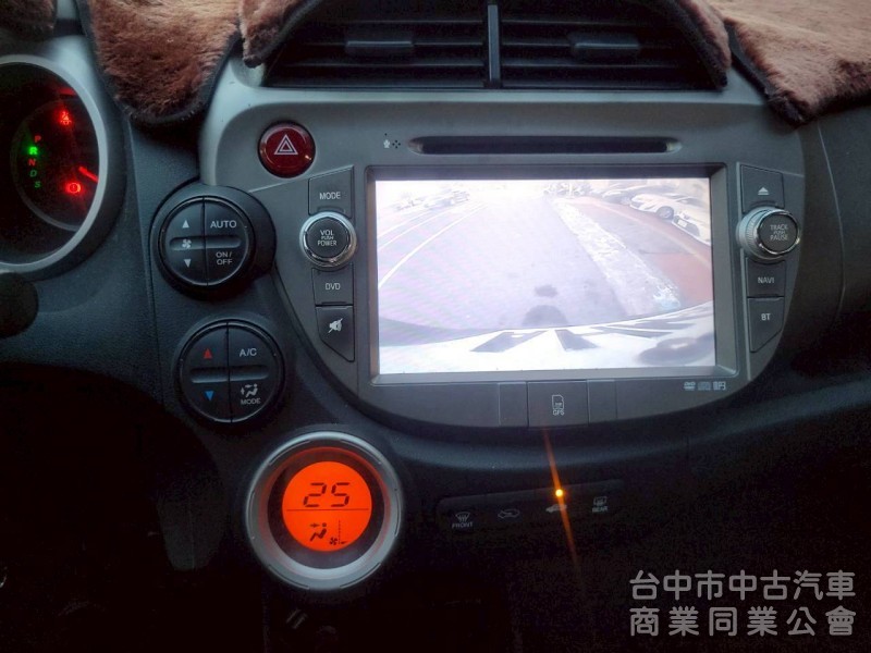 2014年 Fit 2.5代 恆溫，定速，快撥鍵，一手媽媽車，無抽煙，內裝飽滿，底盤安靜，車況超優。