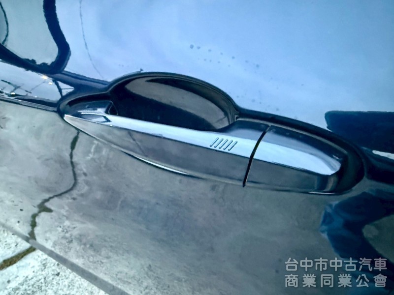 BMW 218D 五人座 柴油引擎 配備: ikey 摸門 定速 電動椅 倒車影像  後座出風口  