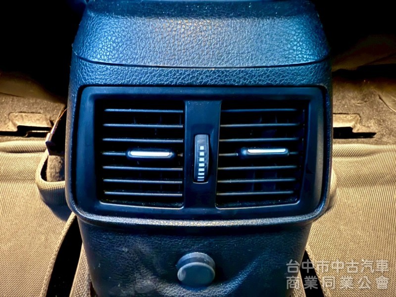 BMW 218D 五人座 柴油引擎 配備: ikey 摸門 定速 電動椅 倒車影像  後座出風口  