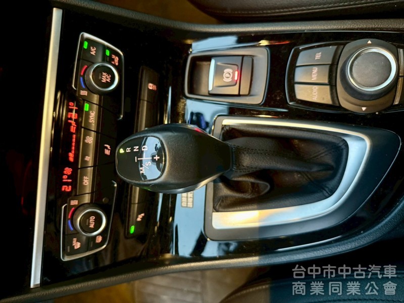 BMW 218D 五人座 柴油引擎 配備: ikey 摸門 定速 電動椅 倒車影像  後座出風口  