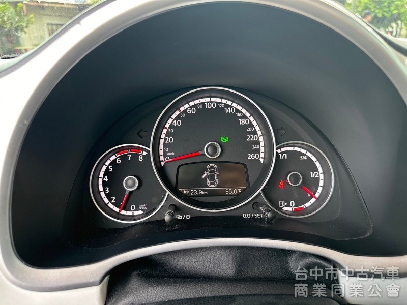 2014．VW．Beetle．白色