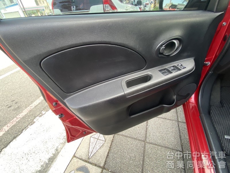 2018年 Nissan  March  1.5cc 傳奇版 原鈑件 外型圓潤可愛 小巧靈活 寬敞空間 最貼心的都市小車