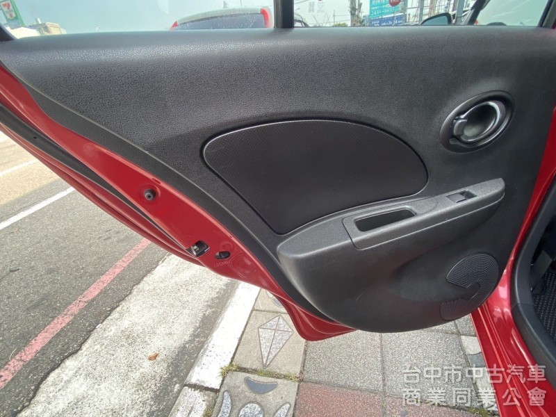 2018年 Nissan  March  1.5cc 傳奇版 原鈑件 外型圓潤可愛 小巧靈活 寬敞空間 最貼心的都市小車