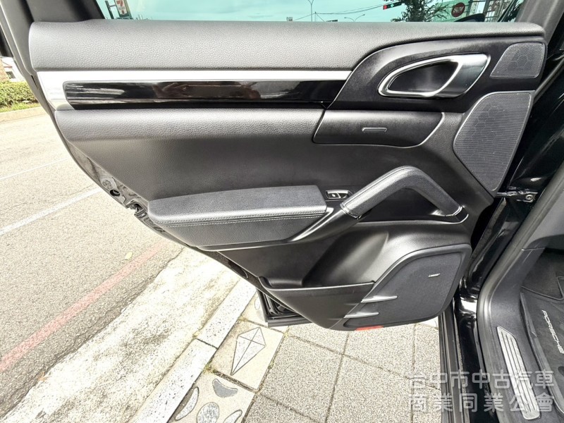 2017年式 Porsche Cayenne 3.6 白金限定版 總代理 原鈑件 個人化精裝選配 強悍的性能 暢快隨行