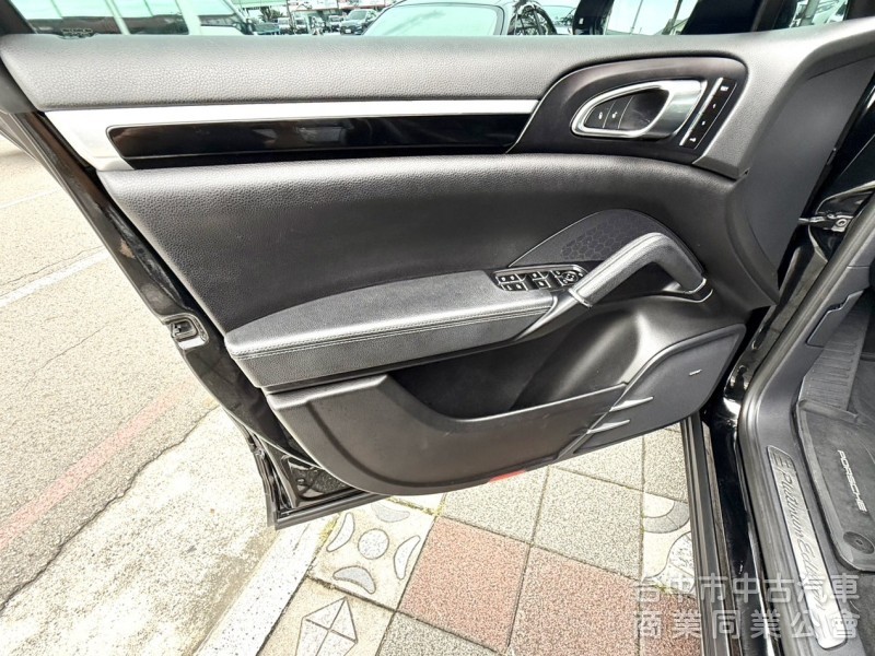 2017年式 Porsche Cayenne 3.6 白金限定版 總代理 原鈑件 個人化精裝選配 強悍的性能 暢快隨行