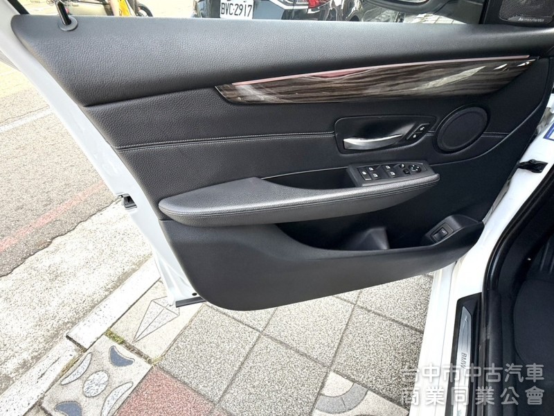 2017年式 BMW 220i GT 總代理 Luxury Line版 正七人座 雙前電動椅 自動停車 稀有釋出跨界休旅