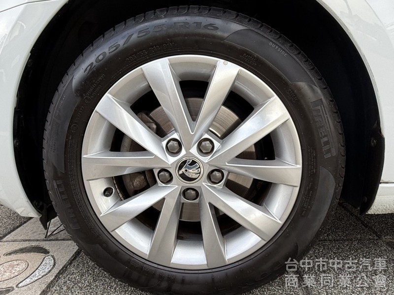 2019年式 SKODA Octavia 1.0 TSI 豪華動能版 一手車 里程6萬 雙區恆溫 皮椅 都會優質代步小車