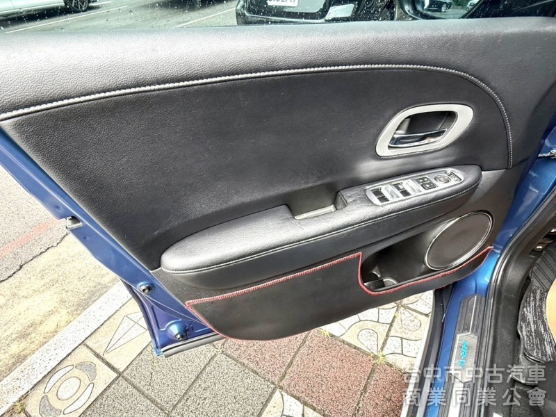 2017年式 Honda HR-V 1.8 頂級S版 原鈑件 僅跑5萬 加購環景系統 換檔撥片 適合小家庭跨界輕休旅
