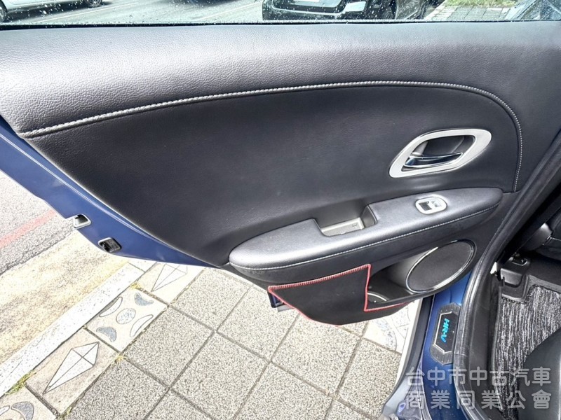 2017年式 Honda HR-V 1.8 頂級S版 原鈑件 僅跑5萬 加購環景系統 換檔撥片 適合小家庭跨界輕休旅