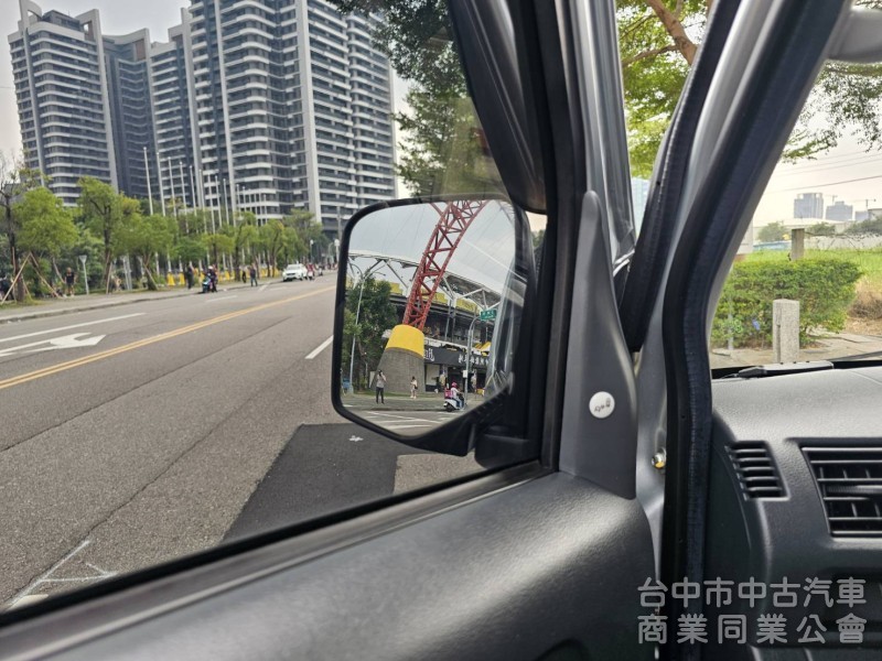 2022年 菱利 A180 廂車(自排) 8人座 原鈑件 里程4萬 加裝車頂置放架 空間大 家庭出遊 公司用車都適宜