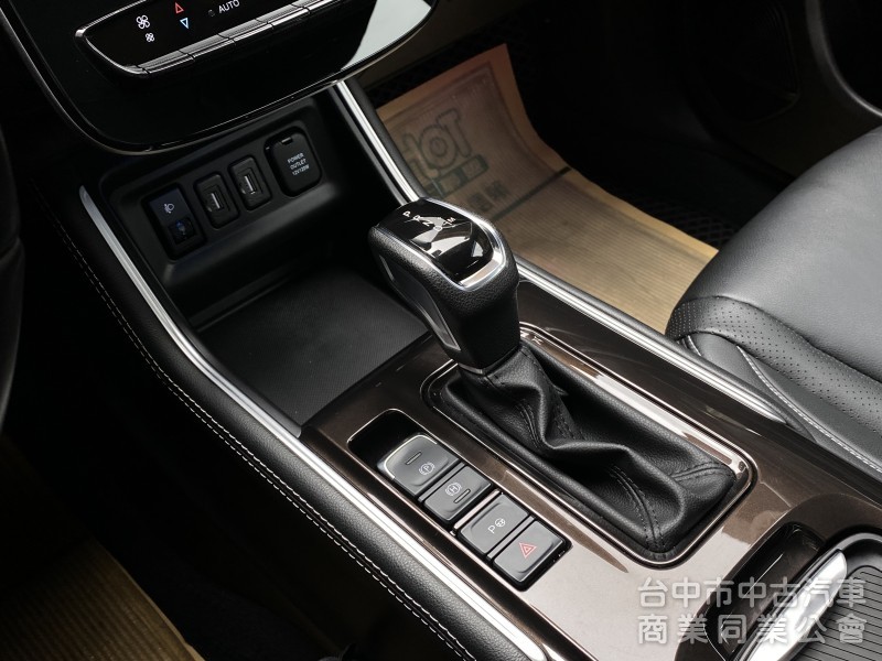 2022 Luxgen URX 7人 全景樂活版　原廠斜坡板／全景天窗／ACC／環景／腳踢尾門／抬顯／出遊福祉輪椅